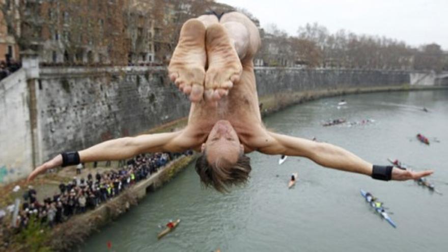 Un baño en las frías aguas del Tíber para celebrar 2012