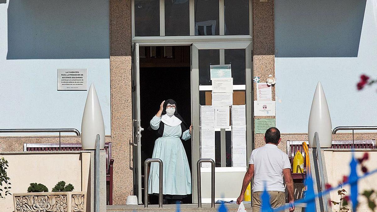 Una monja ayer en la entrada al asilo de Xixona. | ALEX DOMÍNGUEZ