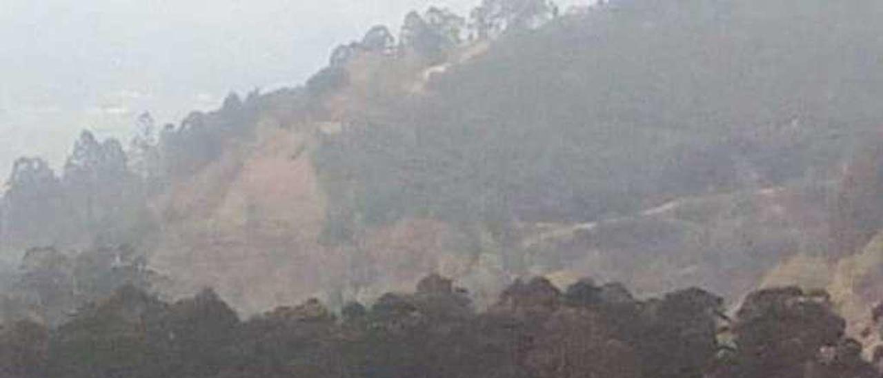 Arriba, a la izquierda, zona del río Cabra, entre Llanes y Ribadedeva, donde se van a realizar los sondeos.