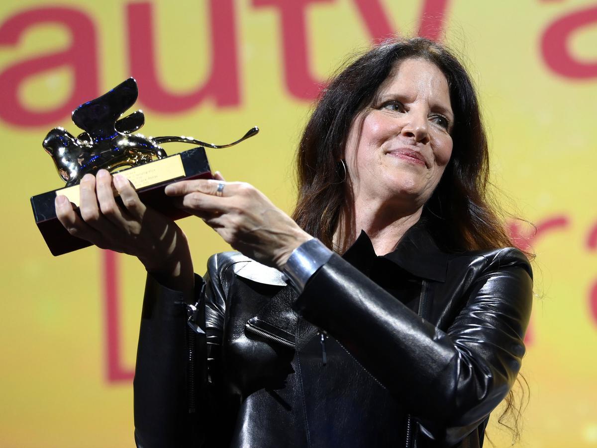 Laura Poitras recogiendo el León de Oro en Venecia. 