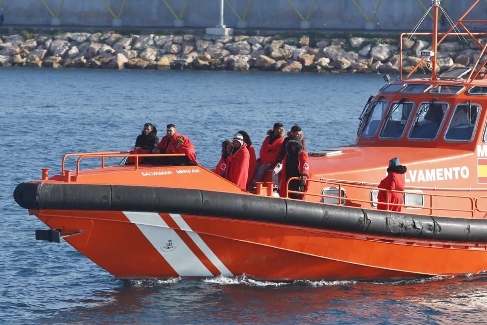 Guardia Civil, Cruz Roja y Salvamento Marítimo han puesto en marcha el protocolo para recepcionar a 24 personas rescatadas en el mar y que ocupaban una patera. 20 hombres y cuatro mujeres