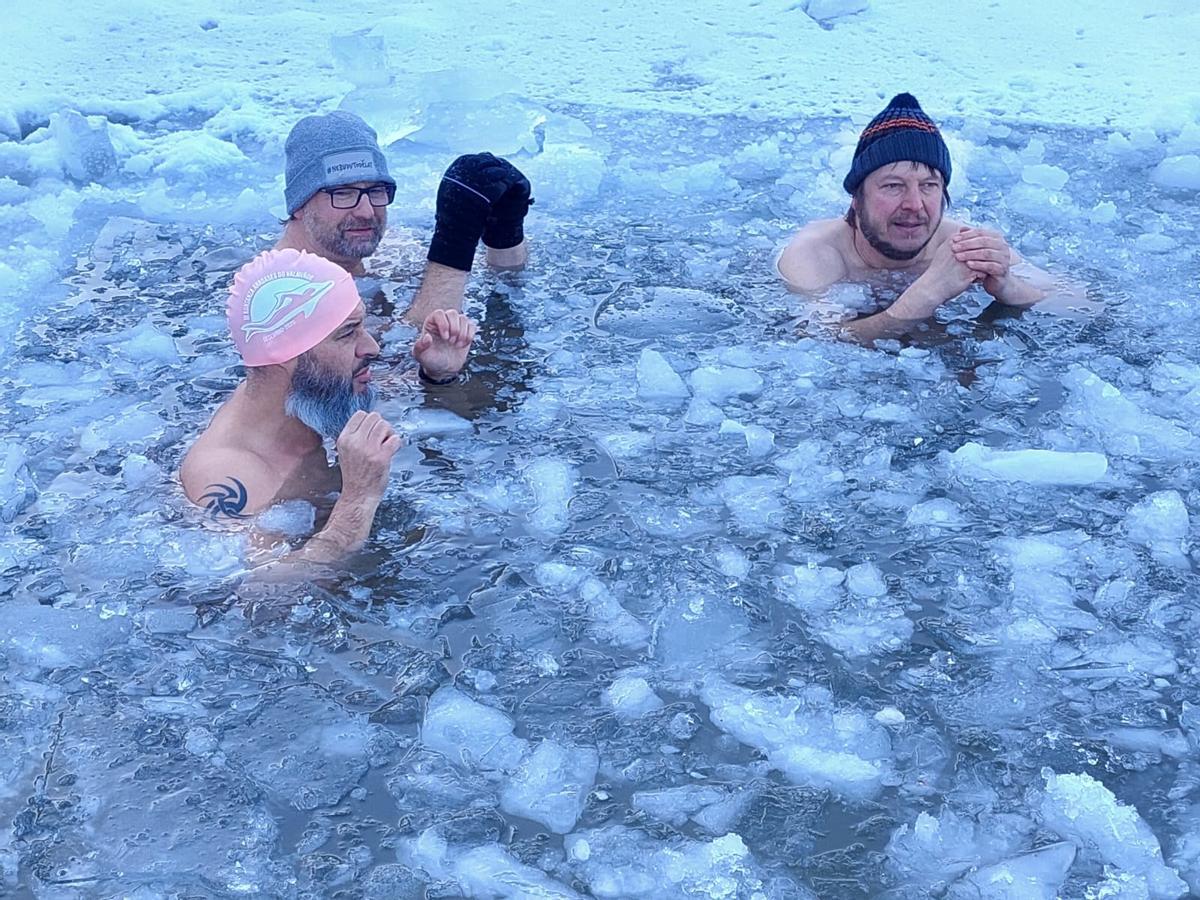 Mou, primeiro pola esquerda, durante un baño en auga xélida.