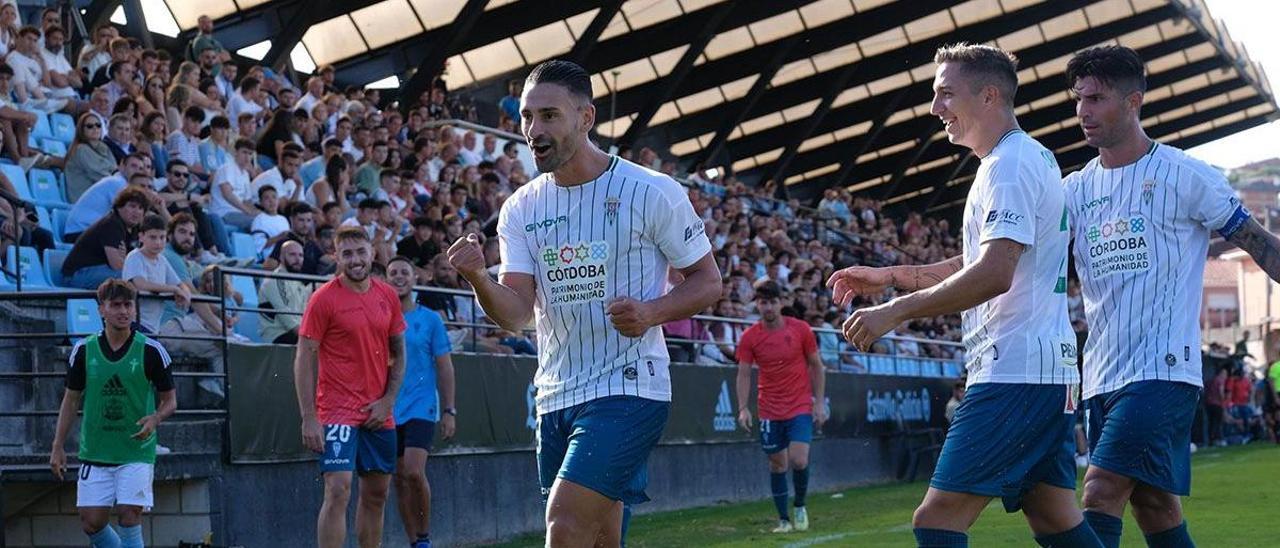 Kike Márquez celebra su gol, segundo del Córdoba CF, este domingo, frente al Celta B, en Vigo.