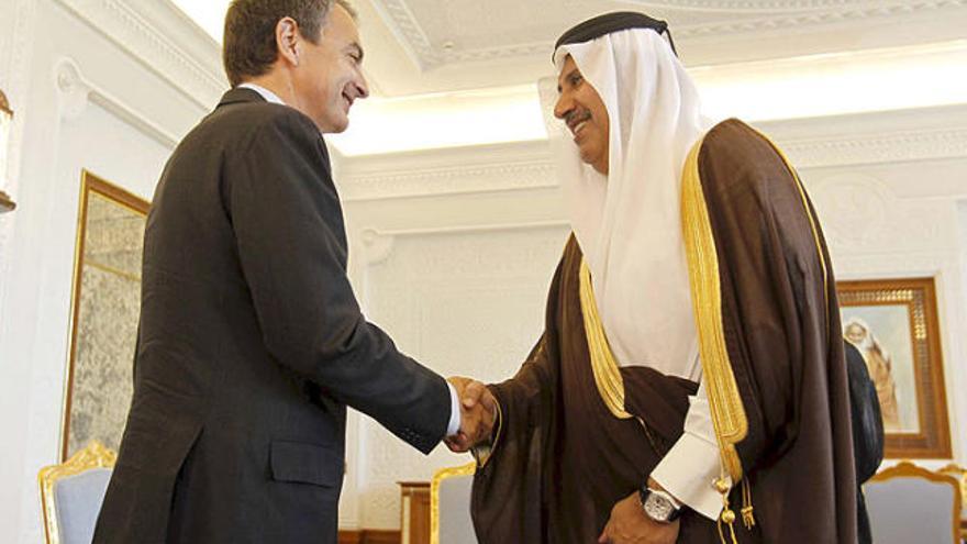Zapatero saluda el primer ministre de Qatar.