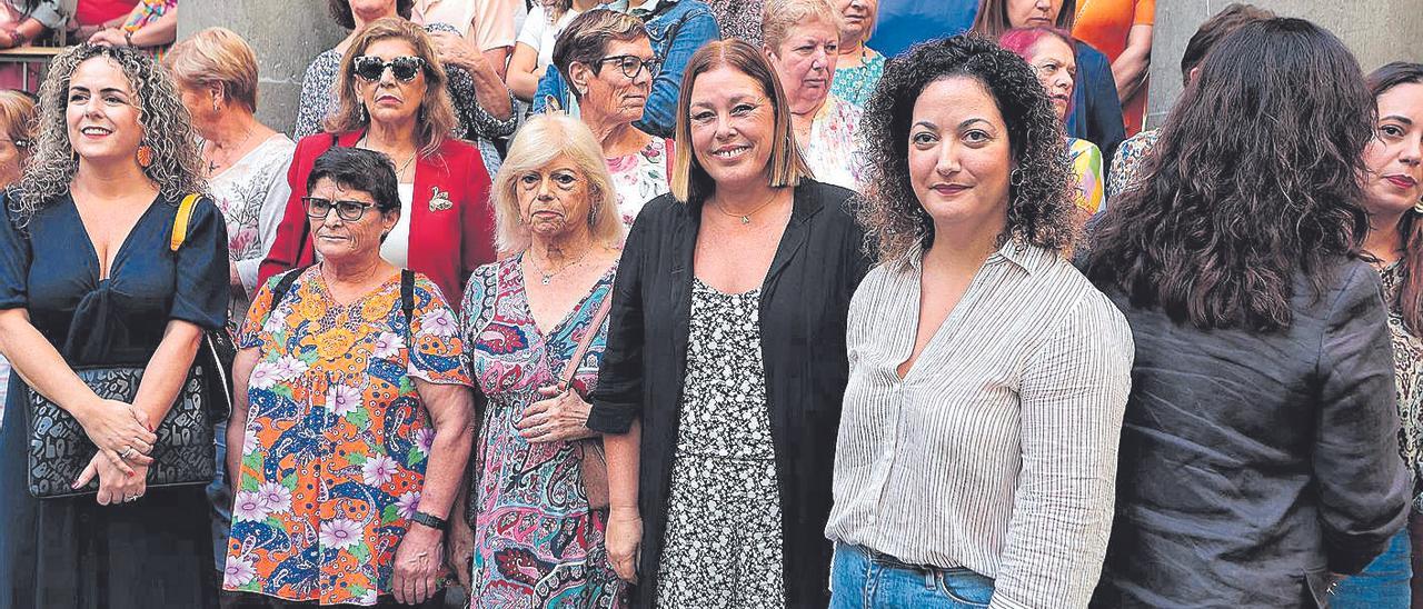 Astrid Pérez (segunda por la derecha) rodeada de algunas mujeres que acudieron al encuentro en el Parlamento.