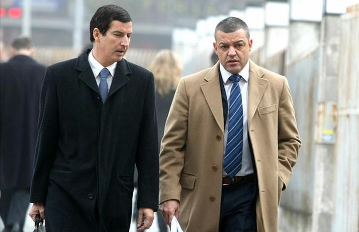 Miguel Ángel Flores (dreta), gerent de Diviertt, amb el seu advocat, al jutjat.