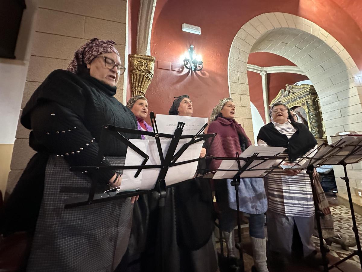 El grupo de mujeres que cantaron los villancicos, durante la recreación.