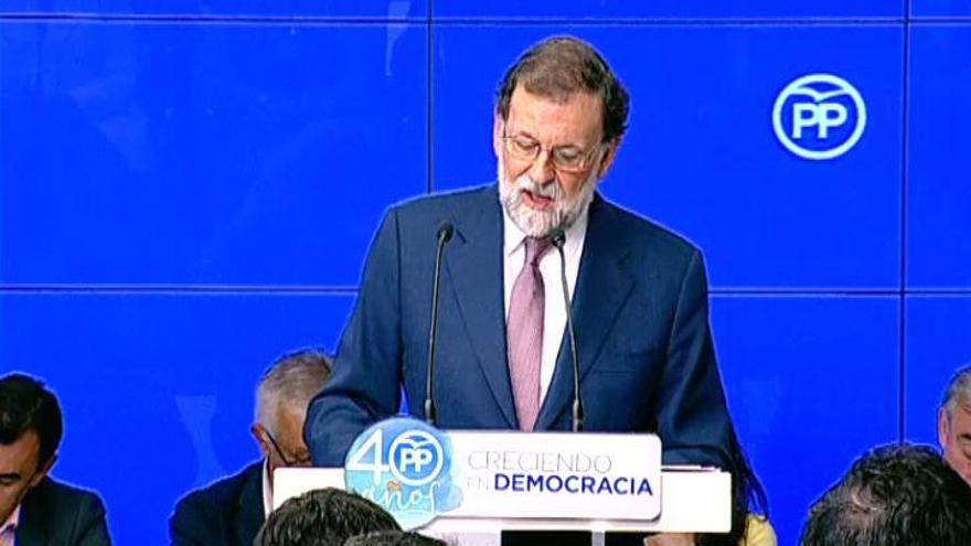 Rajoy promete "tranquilidad" y "firmeza" ante la "estafa" del referéndum