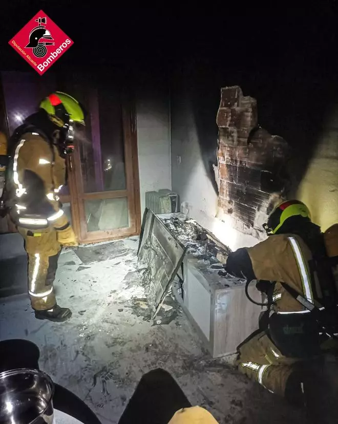 Los bomberos rescatan a un chihuahua en un incendio en una vivienda de ocho plantas en Calp