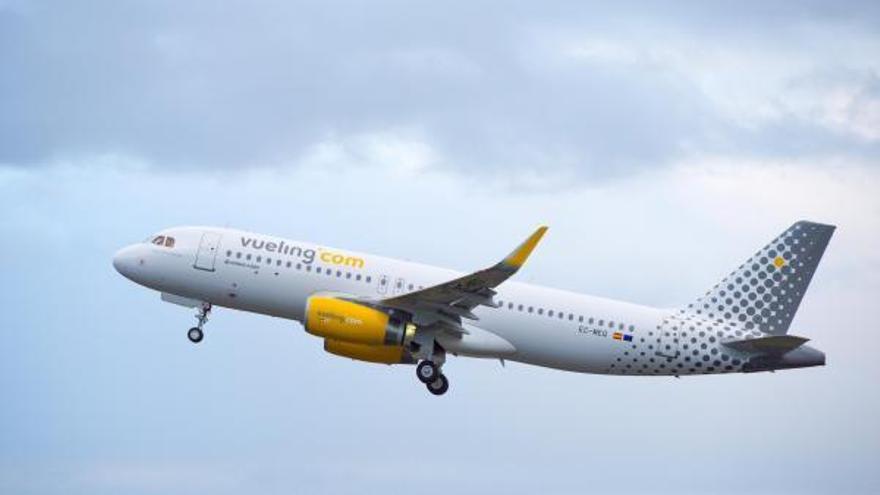 Denuncian a Vueling por no dejar subir al avión a una pasajera con un 'body'