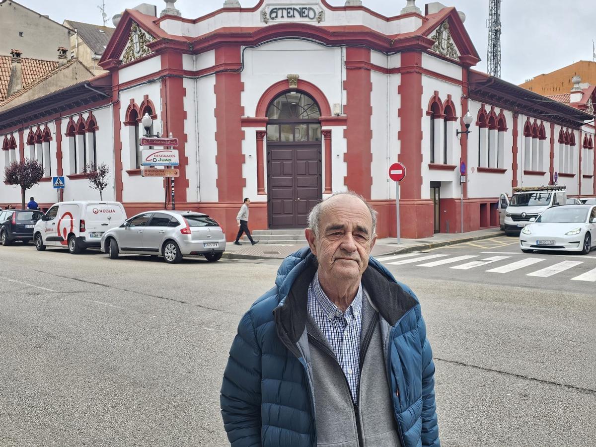 José Miguel Beneyto, ante la sede del Ateneo.