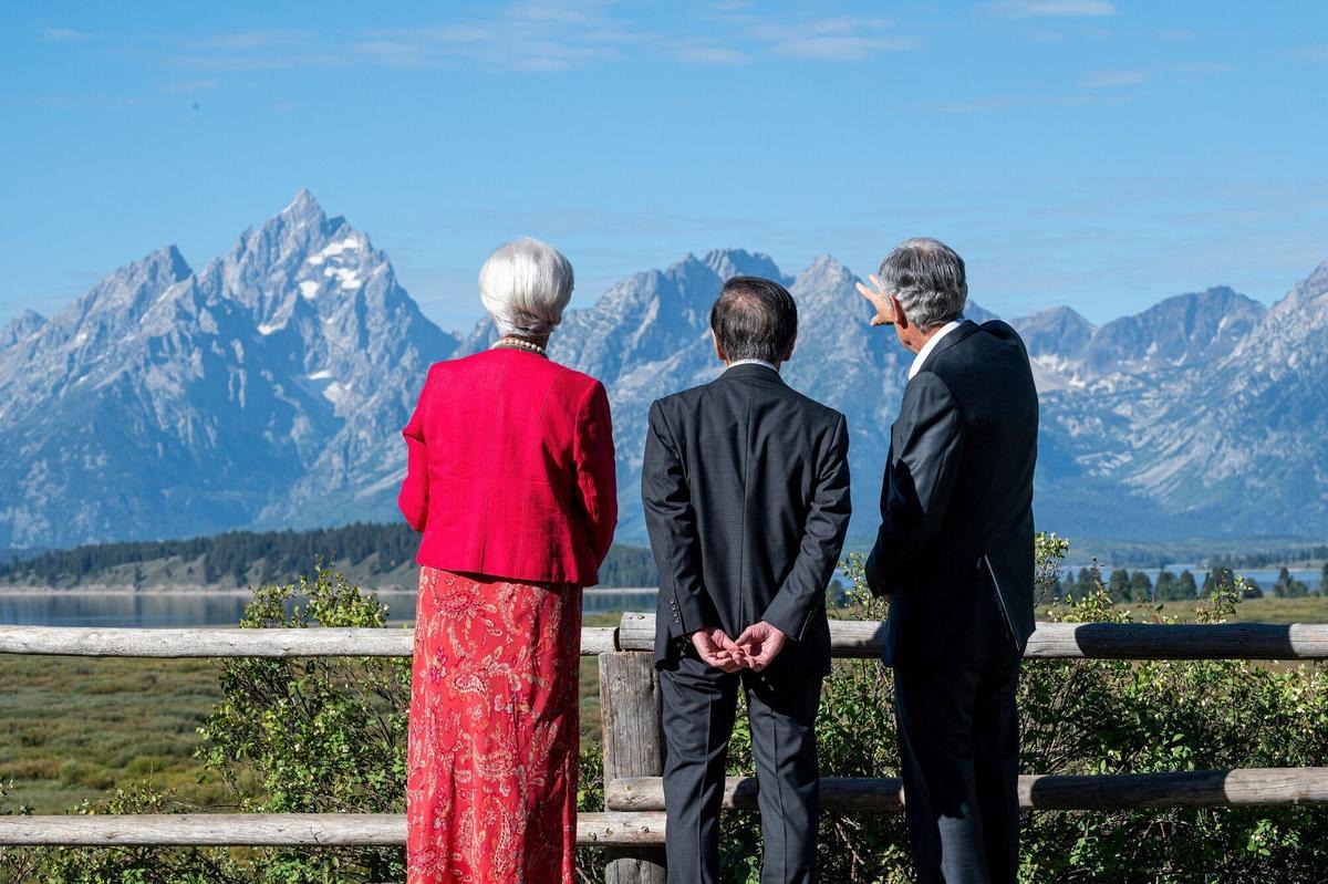 La presidenta del BCE, Christine Lagarde, junto a los presidentes del Banco de Japón, Kazuo Ueda, y de la FED, Jerome Powell, en Jackson Hole. La presidenta del BCE, Christine Lagarde, junto a los presidentes del Banco de Japón, Kazuo Ueda, y de la FED, Jerome Powell, en Jackson Hole.