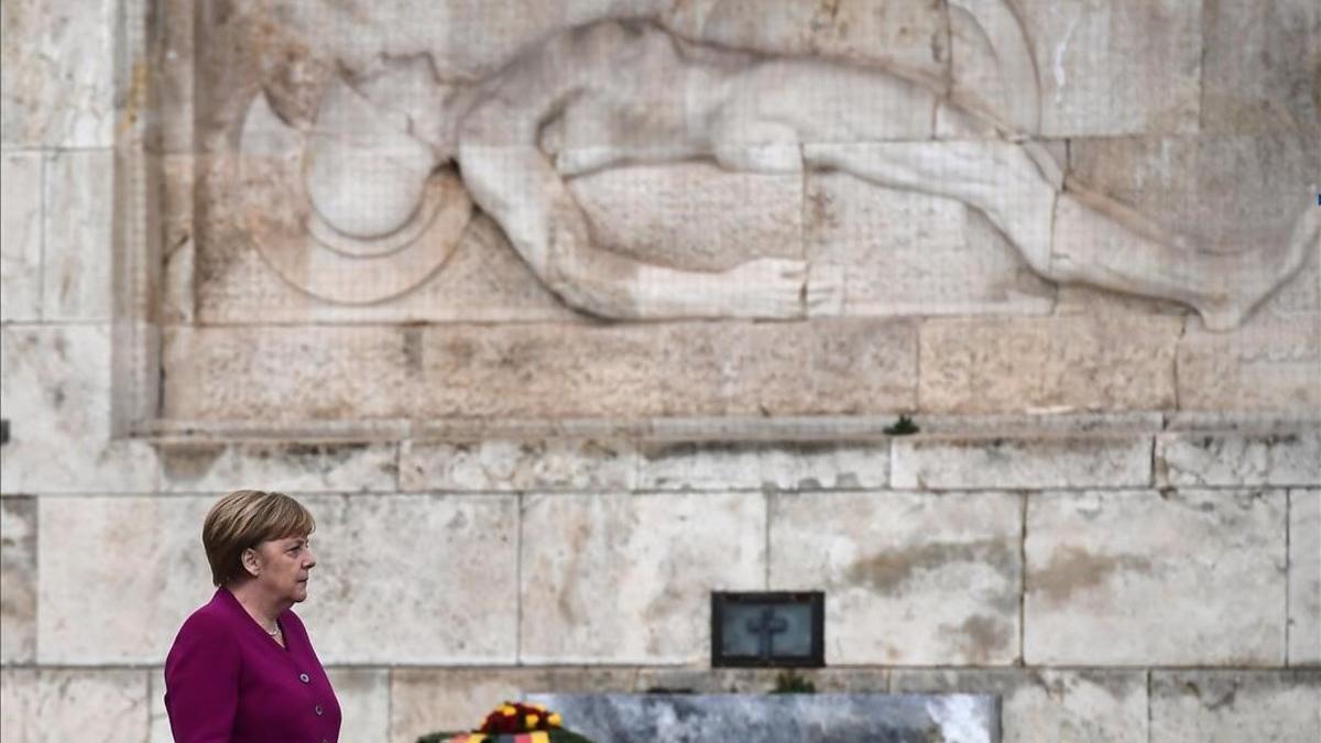 La cancillera alemana, Angela Merkel, rinde tributo en la tumba del soldado desconocido, en Atenas.