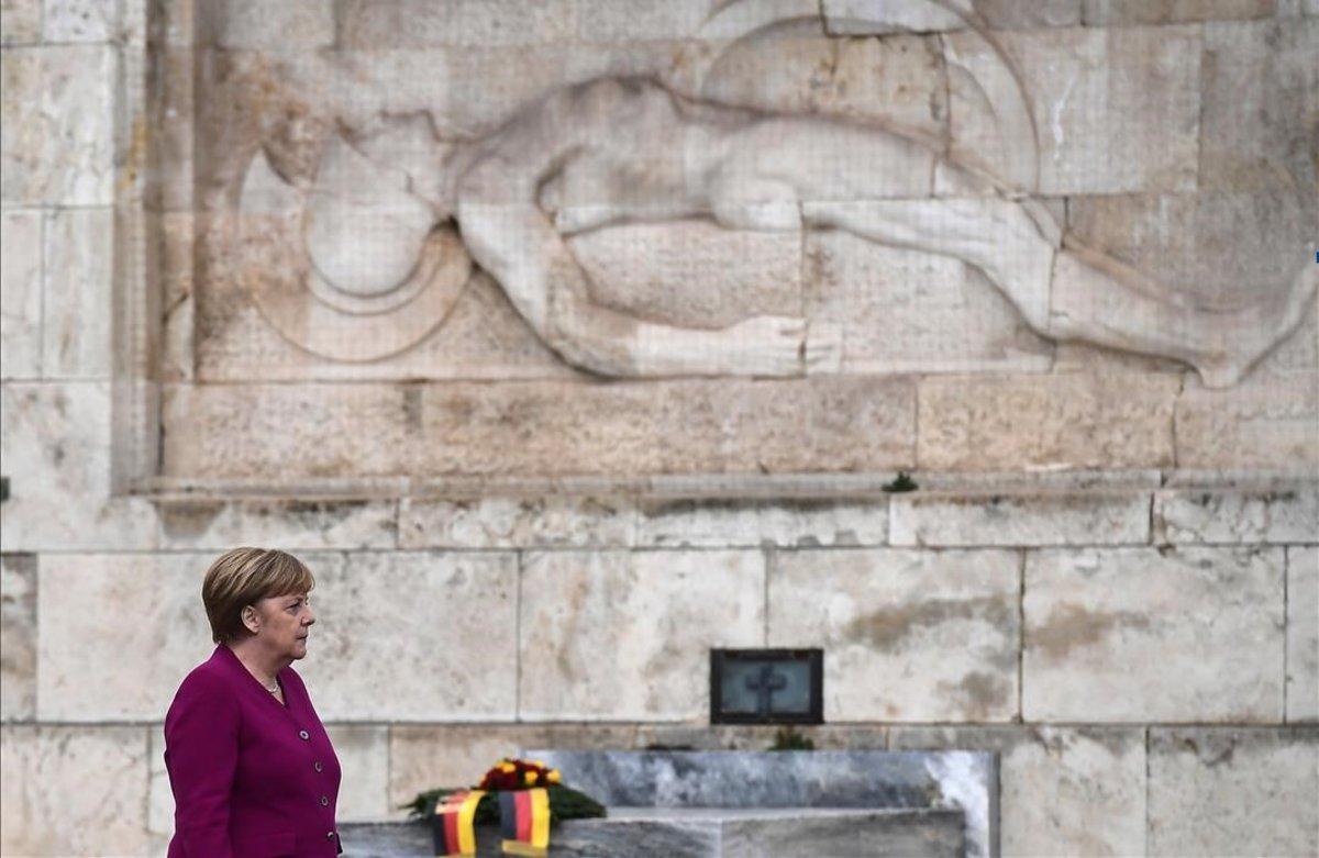 zentauroepp46500577 german chancellor angela merkel pays tribute at the tomb of 190111125427