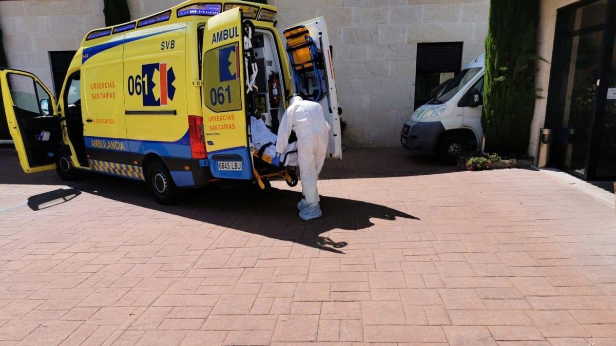 Imagen de archivo de llegada de una ambulancia a la residencia de Aldán en esta pandemia.//G.N.