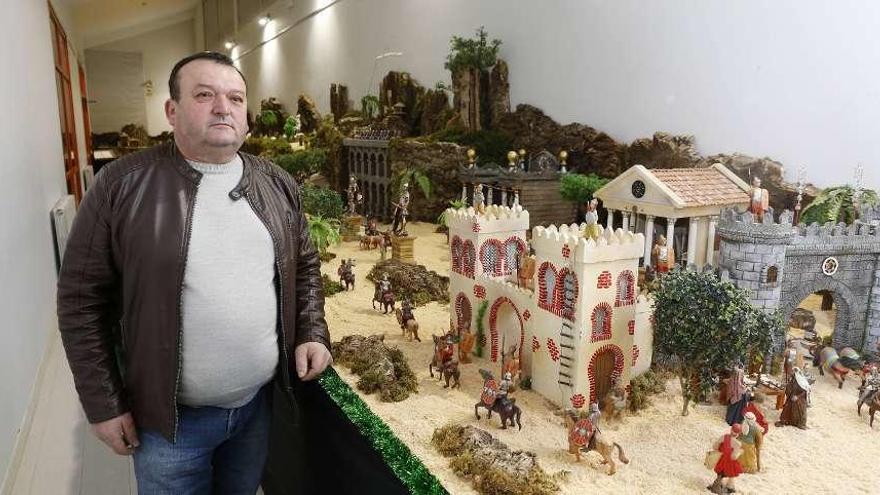 Fernando Fernández, &quot;Nando&quot;, posando junto a su belén en el auditorio de Gondomar. // Ricardo Grobas