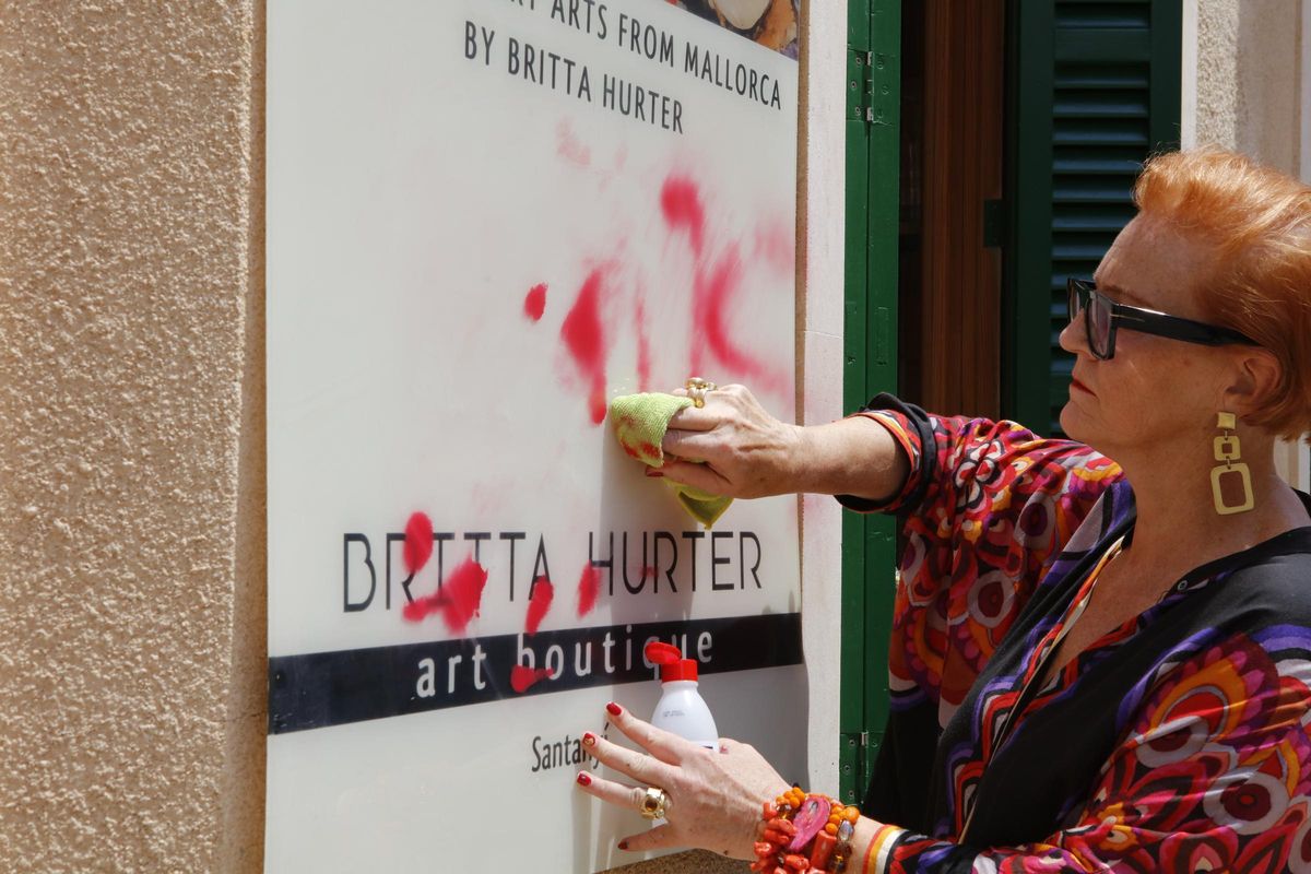 Britta Hurter putzt ihr Schild.