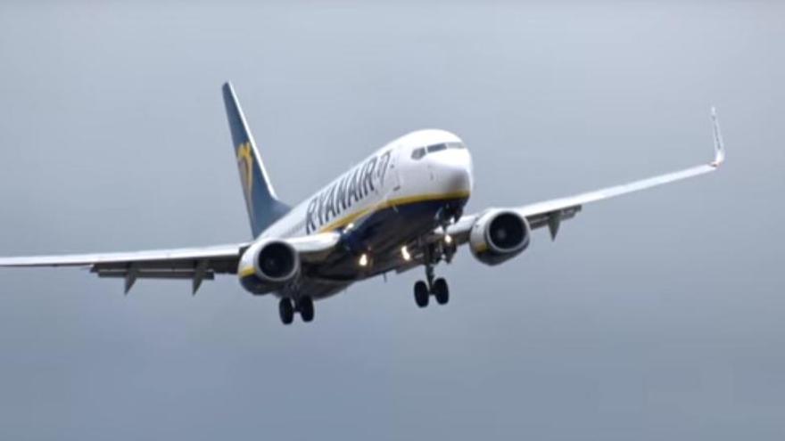 Instante en el que el avión de Ryanair hace la maniobra &#039;go around&#039;.