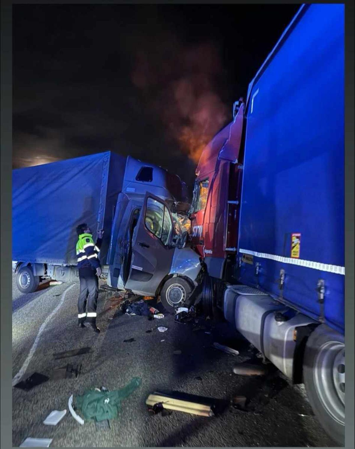 Les imatges de l'accident de trànsit de l'N-II a Cabanes
