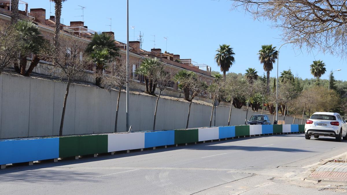 Mediana que se construye en la avenida de la Guardia Civil.