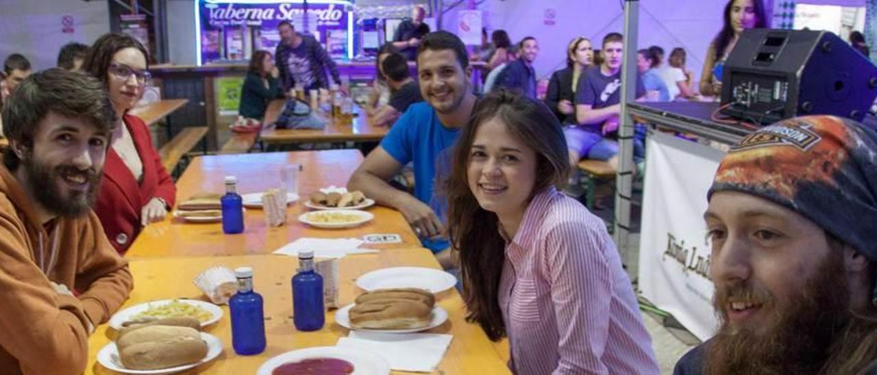 Al fondo a la derecha, Samuel Villa y Lesley Hernández, antes del &quot;desafío hot dog&quot;.