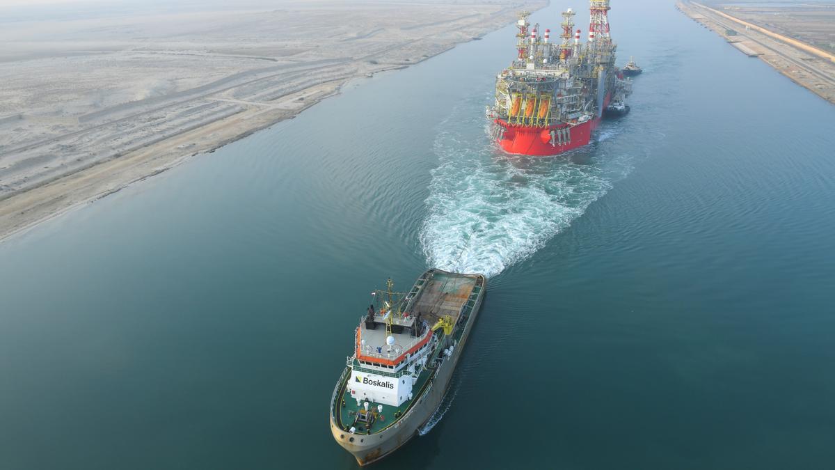 Una planta flotante de gas cruza por primera vez el canal de Suez