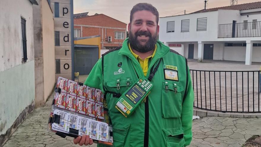 Jonathan Lozada, el vendedor de la ONCE que ha entregado el premio.