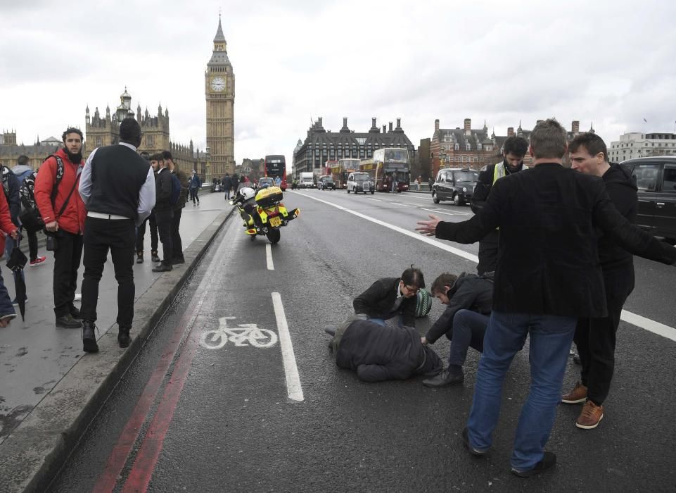 Tiroteig i apunyalament davant el Parlament britànic