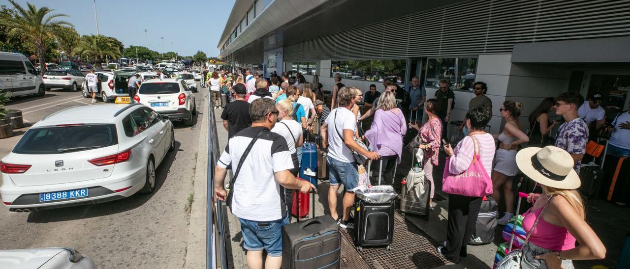 Turistas hacen cola en el aeropuerto para subirse a un taxi. | VICENT MARÍ