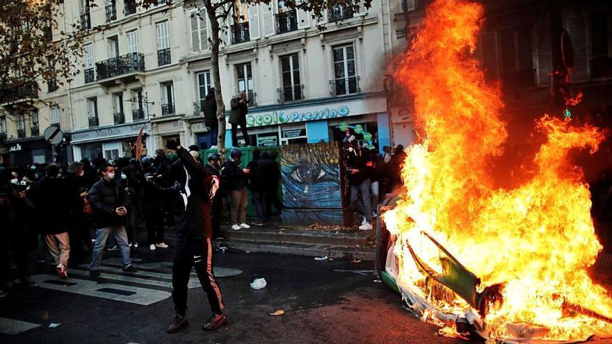 Alguns manifestants van destrossar mobiliari urbà a París