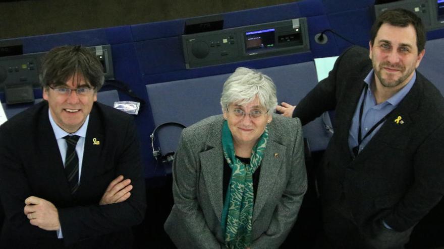 Els eurodiputats Toni Comín, Clara Ponsatí i Carles Puigdemont al seu escó a la seu del Parlament Europeu a Estrasburg, el 10 de febrer del 2020