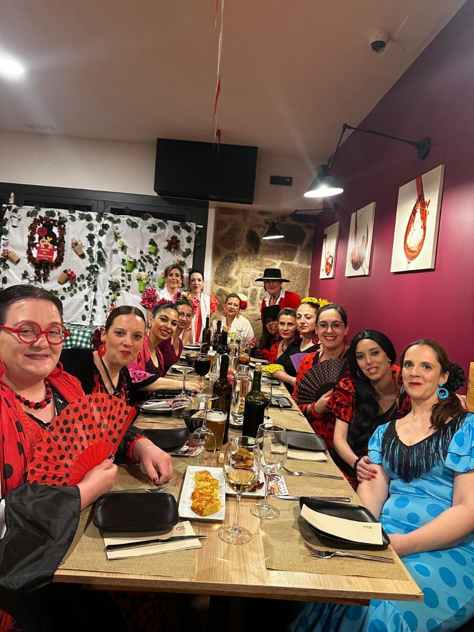 Asistentes a la fiesta de carnaval en el restaurante O 48 da Platería.