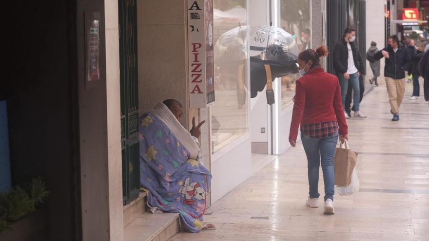 Una persona pide dinero, este viernes en la Rambla