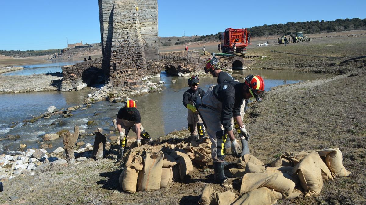 Efectivos de la UME desplegados en el embalse de Ricobayo. / E. P.