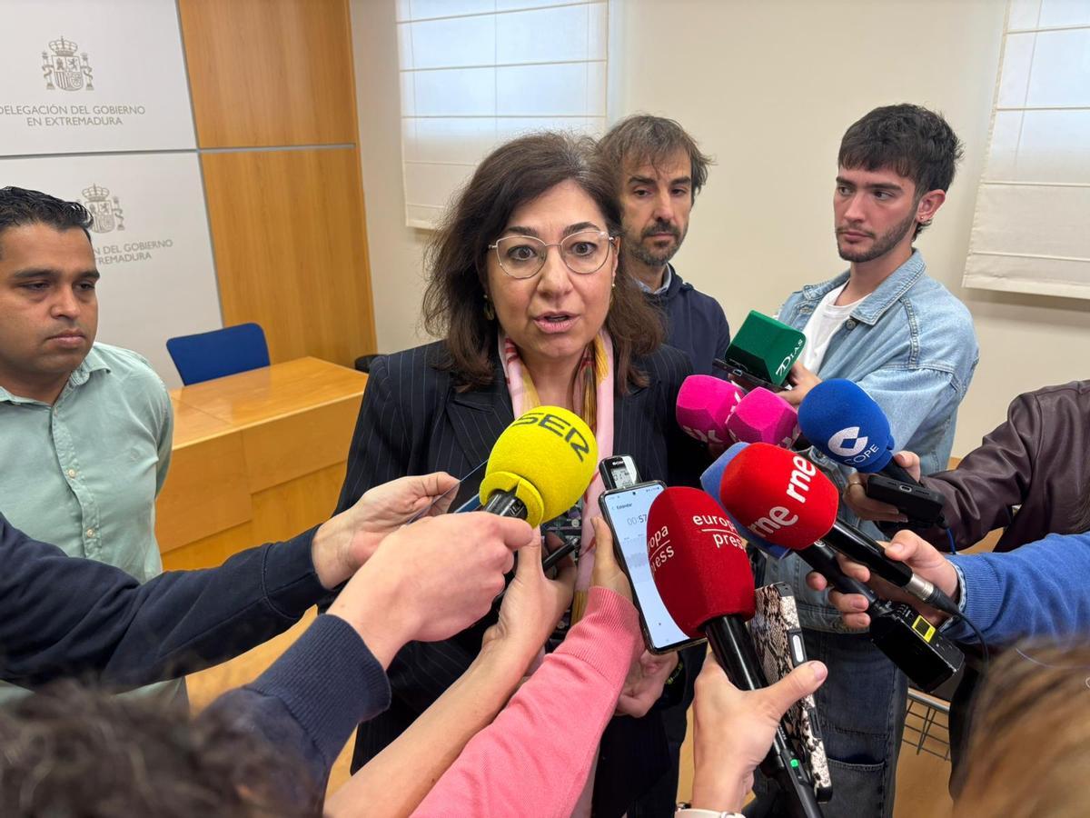 Mar García Navarro, responsable de Accem Extremadura, atiende a los medios de comunicación en Badajoz.