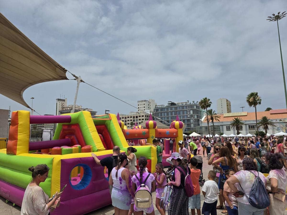 Más de 3.000 personas disfrutan del color, la música y la cultura del ‘Holi Fest’ en la Plaza de Canarias