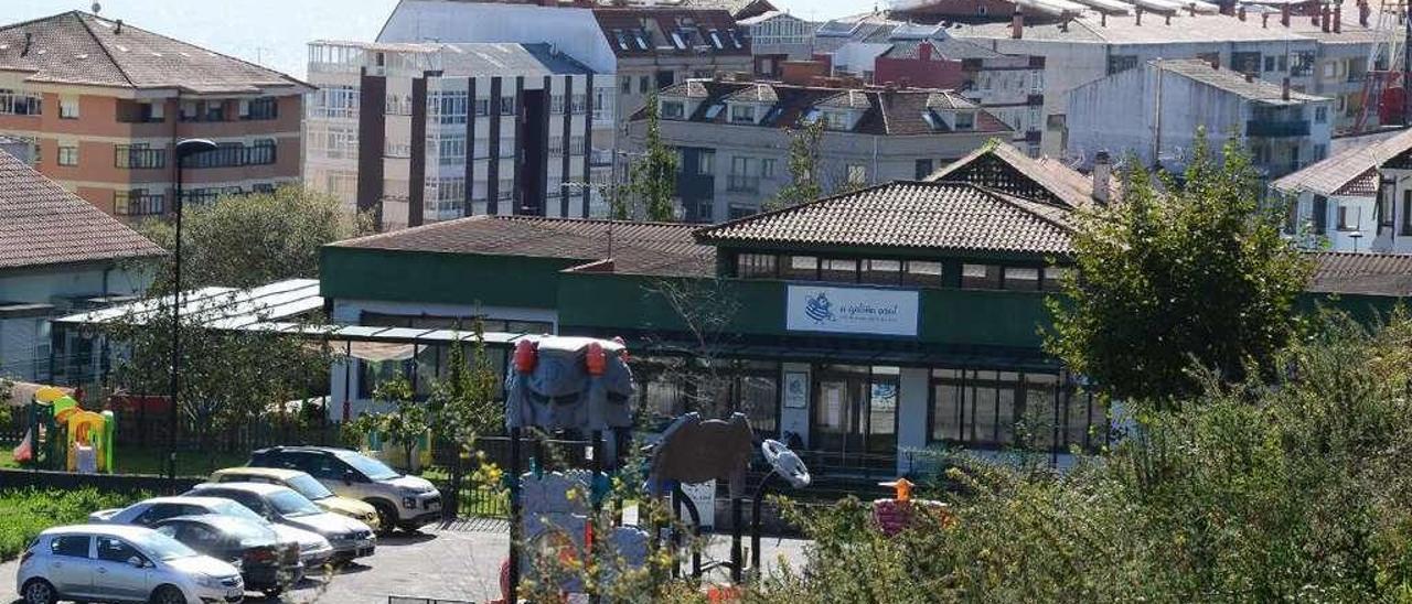 La Escola Infantil de A Choupana, ayer, con el centro de Cangas al fondo. // Gonzalo Núñez