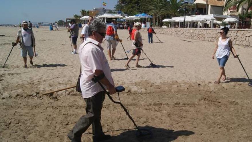 Los aficionados a la detección de metales se citan en Benicàssim