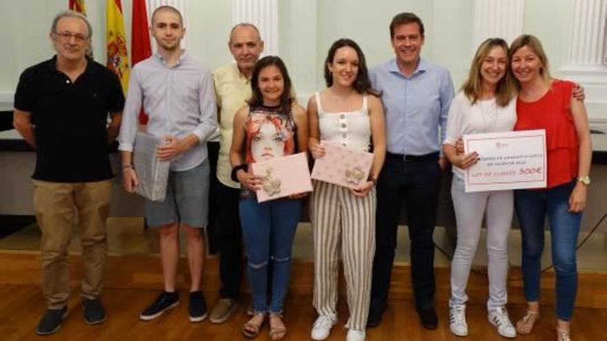 Premiats, regidor i mestres amb l&#039;alcalde, Roger Cerdà, ahir.