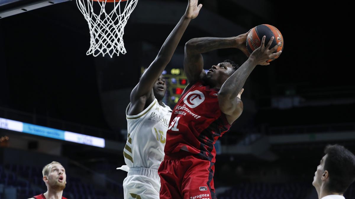 Garuba intenta frenar a Ennis en el partido de la primera vuelta.