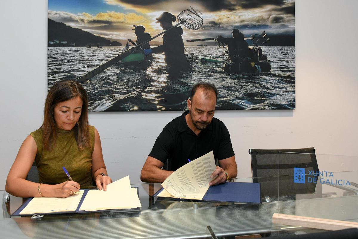 Momento de la firma del convenio.