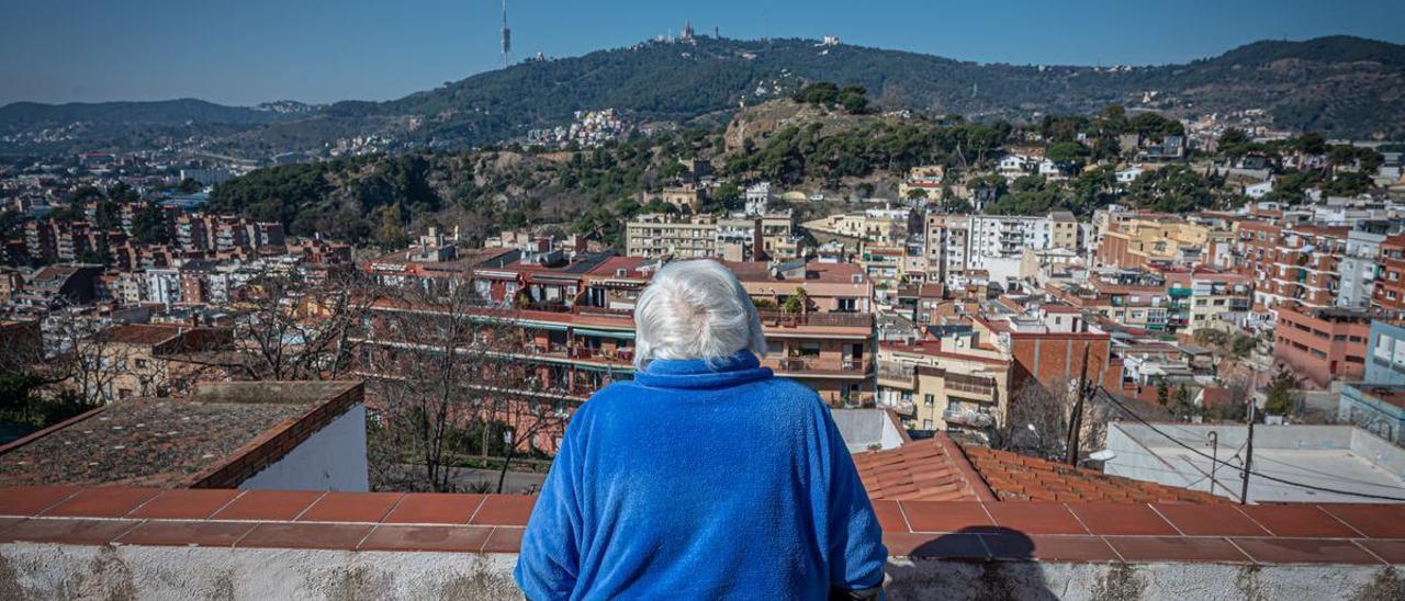 Mari Carmen, atrapada desde hace 17 años en su casa del Carmel, observa Barcelona desde su terraza.