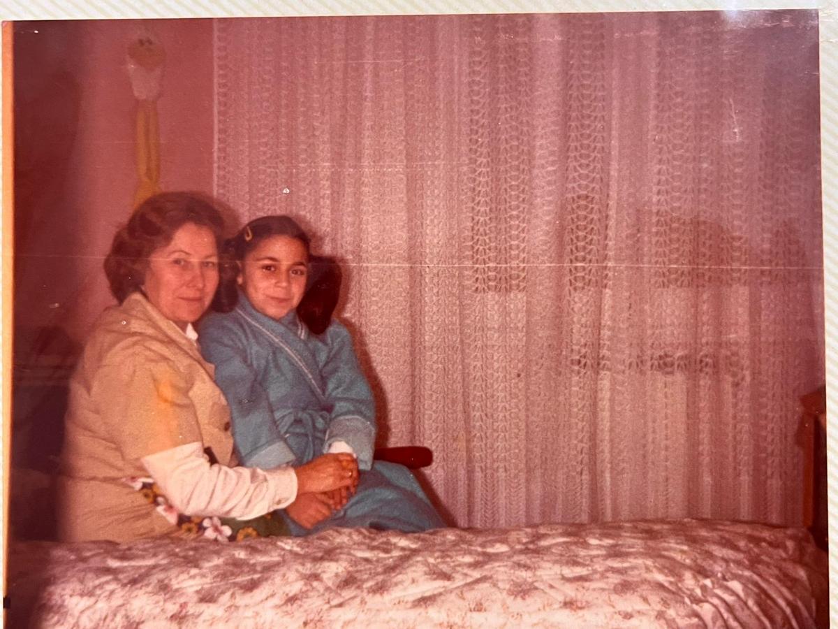 Maria Isabel amb la petita Raquel a la falda, en una imatge d'arxiu