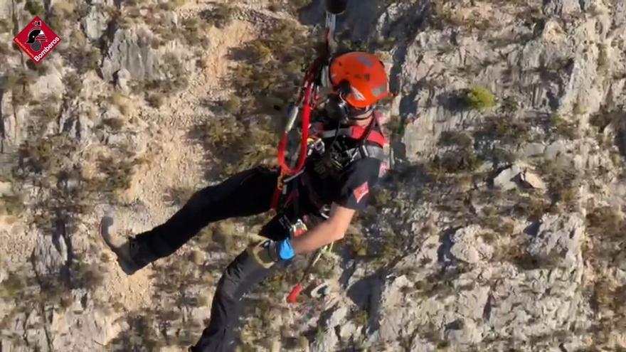 Helicóptero rescata a un hombre en un risco del pantano de Amadorio en La Vila Joiosa