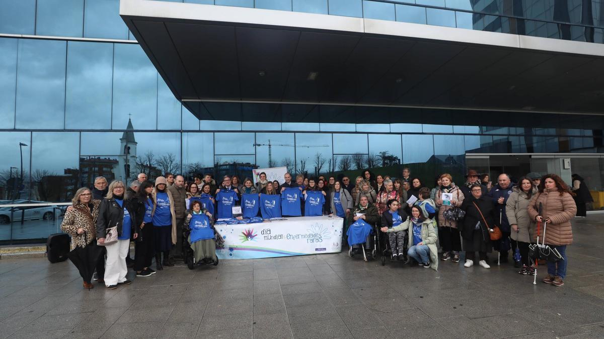 Haremos dos cosa El viceconsejero de Política Sanitaria, Pablo García, participa en el acto de conmemoración del Día Mundial de las Enfermedades Raras o de Baja Prevalencia que organiza Cocemfe-Asturias. Asisten también las directoras generales de Cuidados y Coordinación Sociosanitaria, Rocío Allande, y de Planificación Sanitaria, Montserrat Bango, y el director general de Promoción de la Autonomía Personal y Mayores, Enrique Rodríguez Nuño. Inmediaciones de las consultas externas del HUCA (Avda. de Roma, s/n).