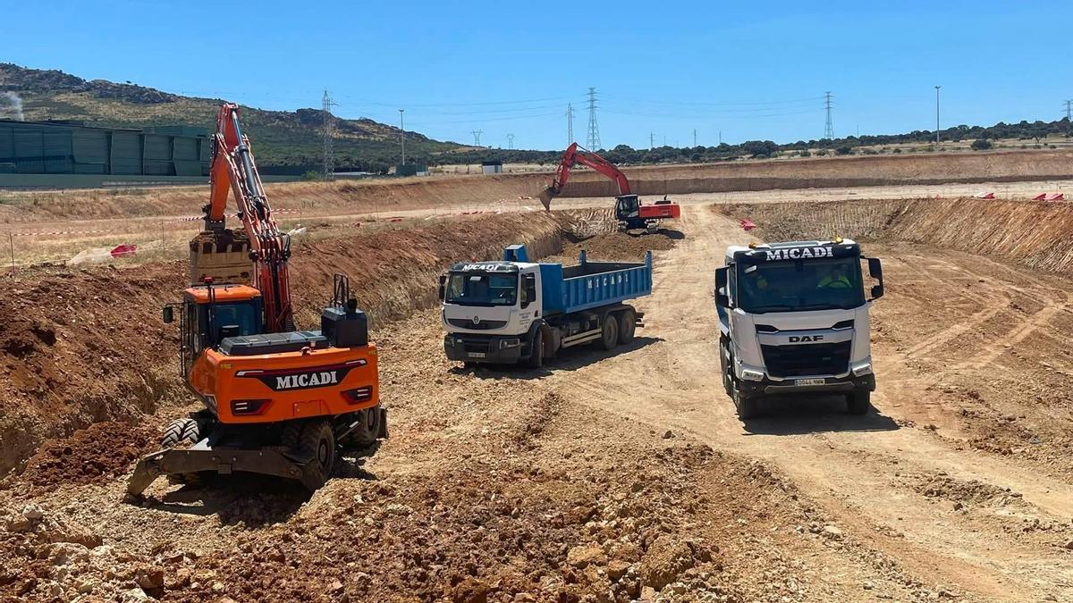 La obra de la futura megafábrica de cátodos transforma ya el paisaje de Expacio Mérida, con excavadoras, camiones y grandes movimientos de tierra sobre el terreno.