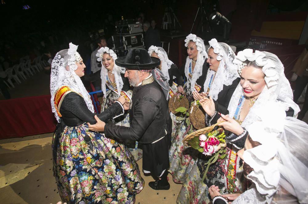 La gala «Sons de juny», que culminó con la elección de Isabel Bartual y de sus damas, fue presenciada por las nueva corte infantil encabezada por Noelia Vinal desde el palco.