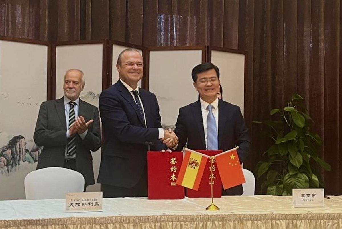 Augusto Hidalgo, durante una de los actos con las autoridades chinas en una imagen cedida por el Cabildo.