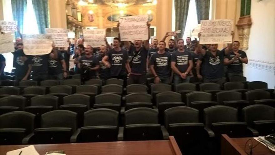 Bomberos interinos protestan en el pleno por negarles la palabra