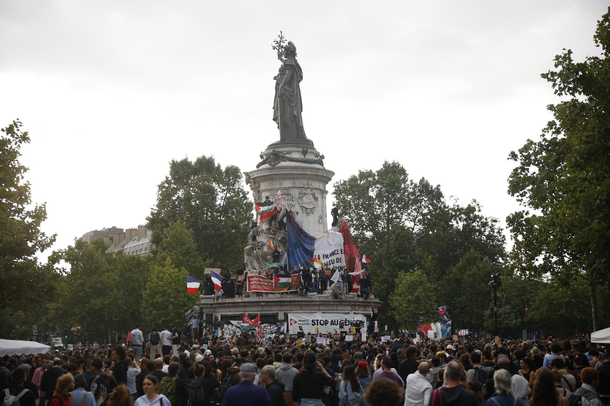 French people react after the legislative elections results